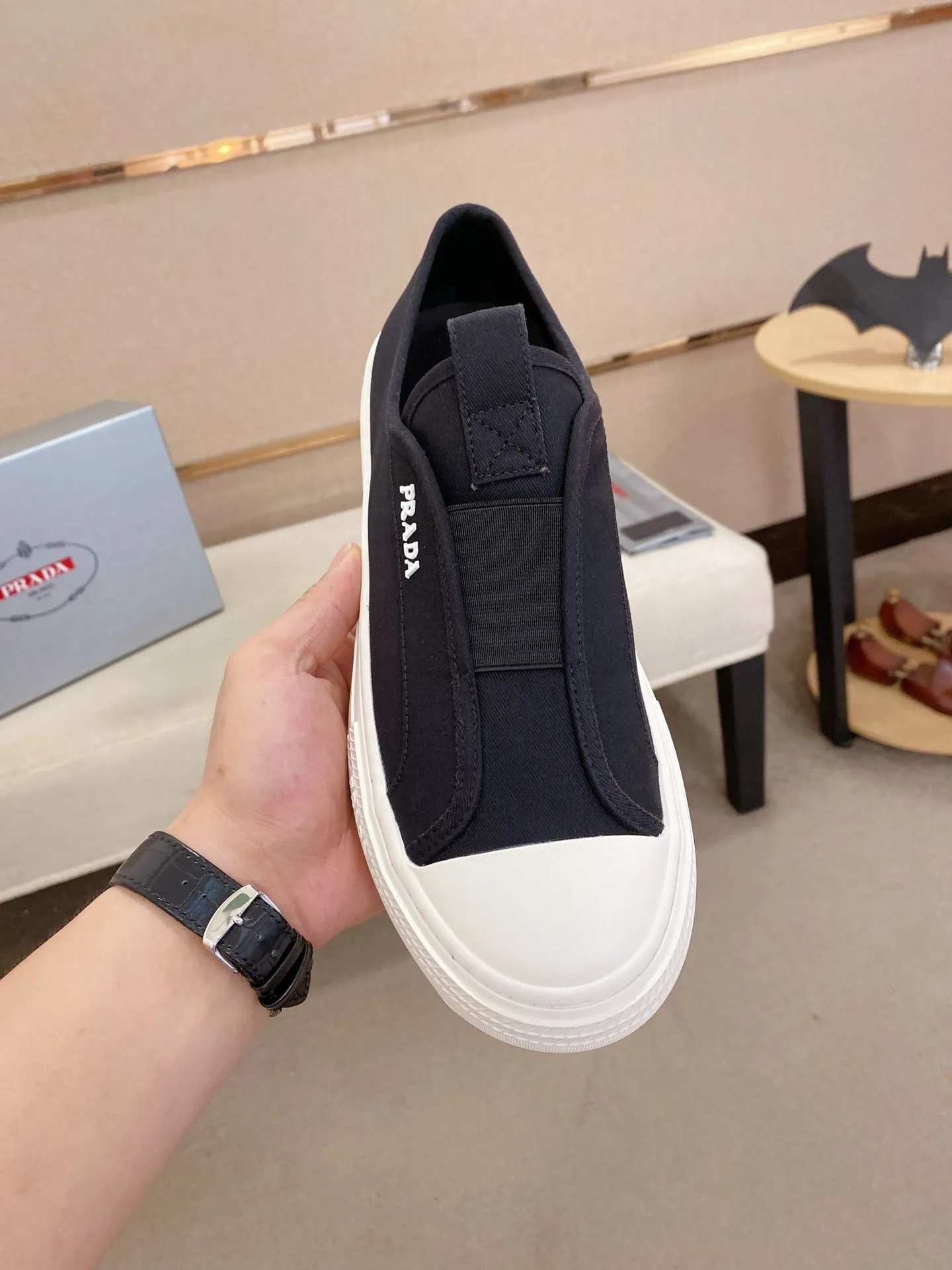 Factory price 580💰 ✔️✔️✔️High version High-quality new PRADA counters are on the market at the same time. The new men's shoes and 😘fabrics are selected from first-layer cowhide and are made by pure handicrafts. Lining: Full cowhide lining. 👍🏿 High-end ☄️ air-cushion molded anti-slip rubber outsole, exquisite lines, simple and elegant, comfortable and high-end for leisure travel. Code number: 38 to 44 (45 can be customized)